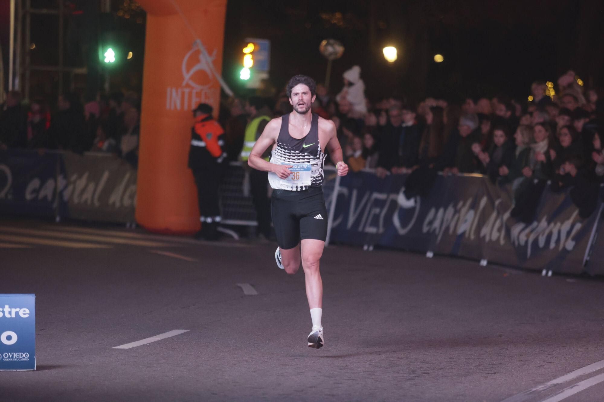 EN IMÁGENES: Alejandro Onís y Mariam Benkert saltan del segundo al primer puesto en la San Silvestre de Oviedo