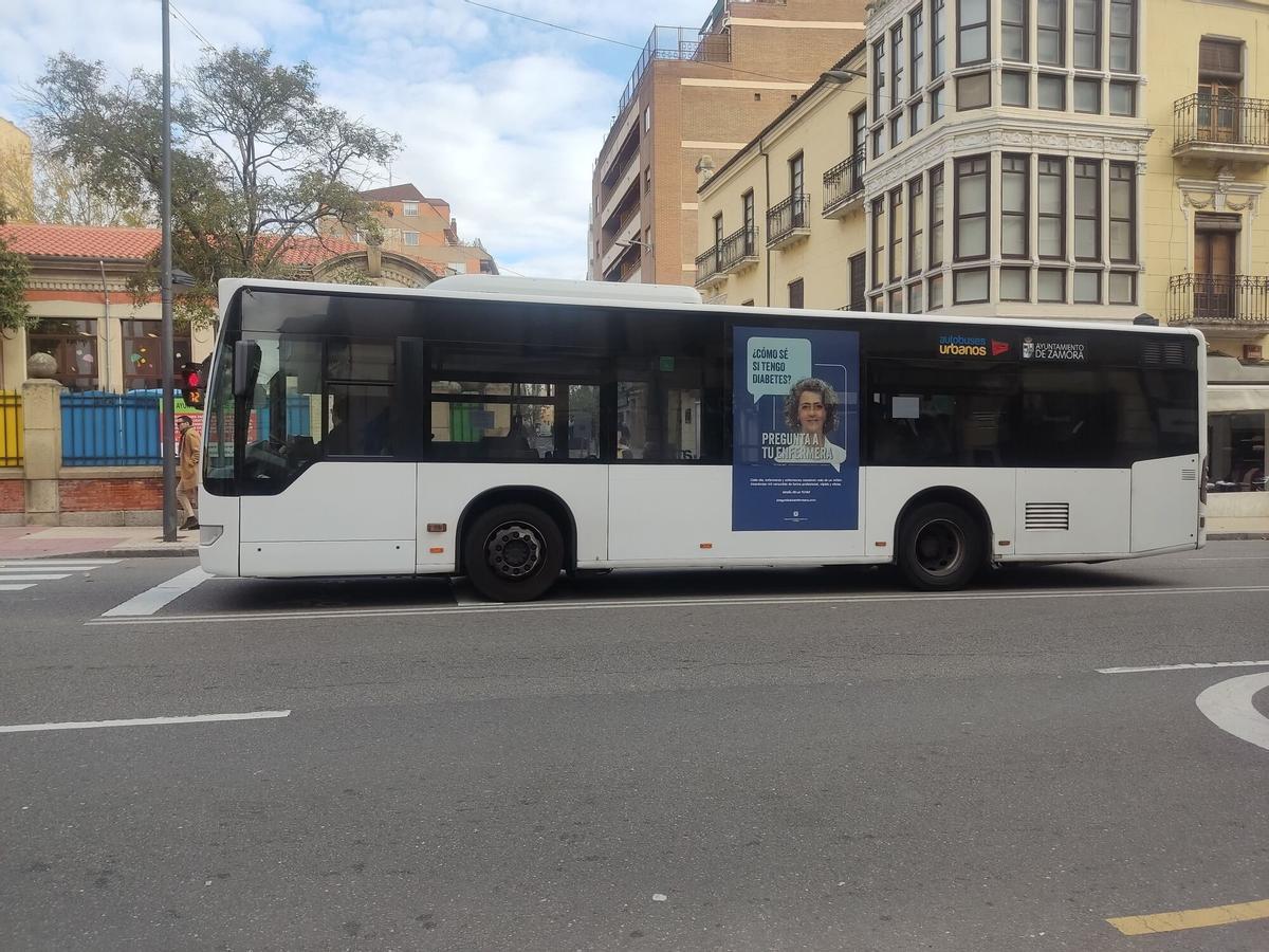 Un autobús urbano de Zamora en la avenida Alfonso IX