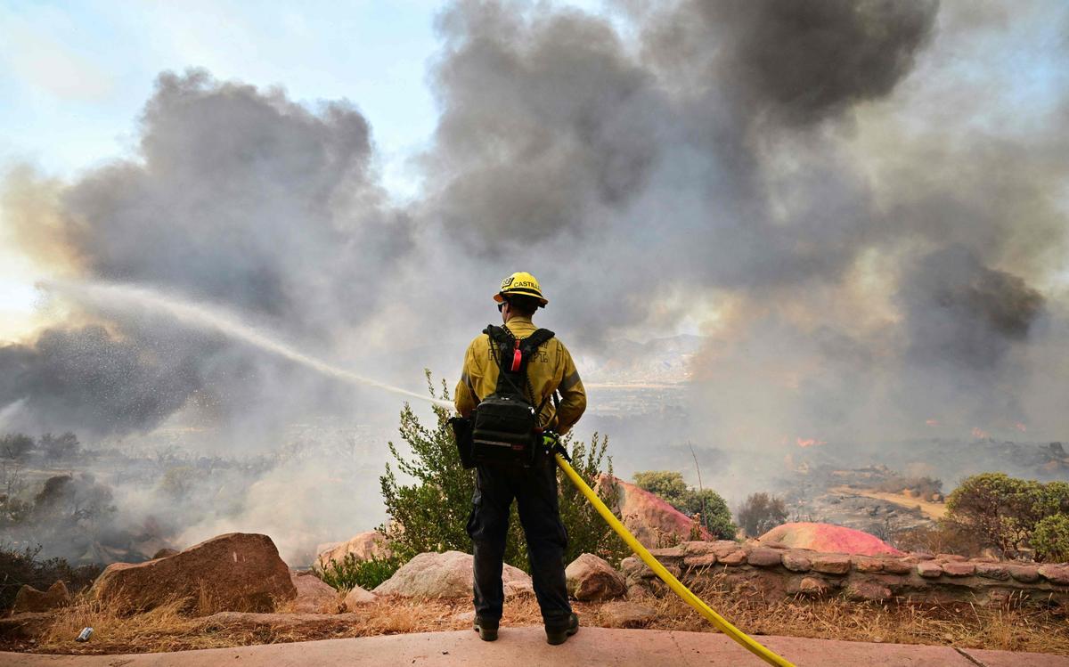 Lucha sin tregua contra el fuego en Hemet (California)