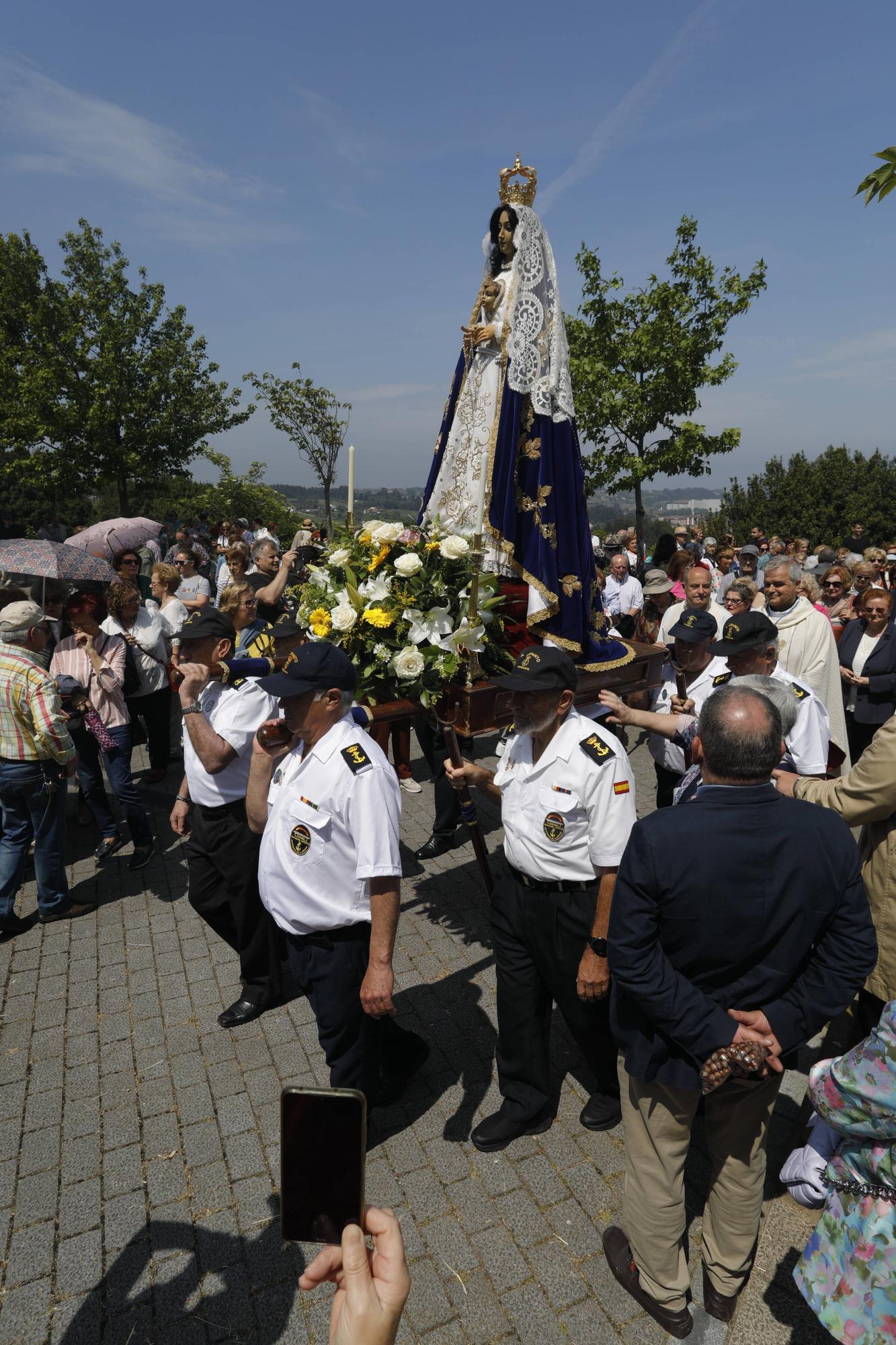 En imágenes: Tradicional rito del beso en la ermita de La Luz de Avilés