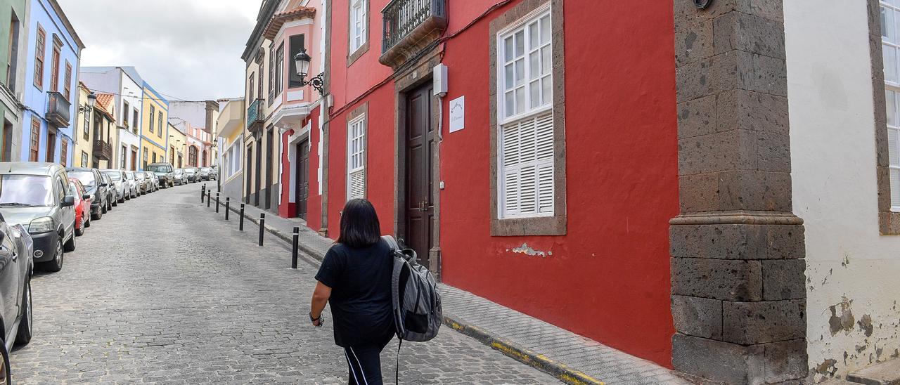 Una vecina de Guía cruza frente a la residencia de mayores La Milla, este martes