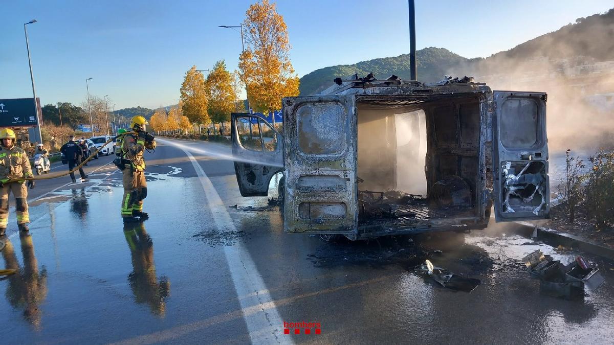 Les imatges de l'incendi d'una furgoneta a Blanes