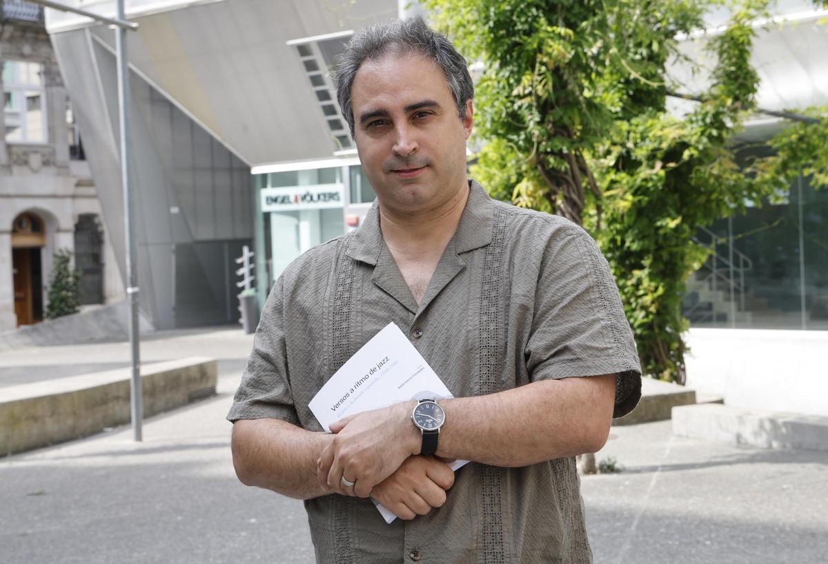 Antón García-Fernández, con el libro, editado por la Universidad de Vigo.