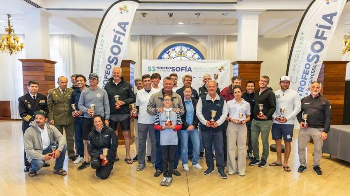 Foto de familia de los ganadores del Trofeo Princesa Sofía de cruceros y monotipos