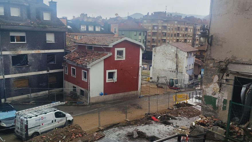 El estado del barrio, este jueves, con uno de los edificios aún desalojados, el rojo, en el centro de la imagen. | A. VELASCO