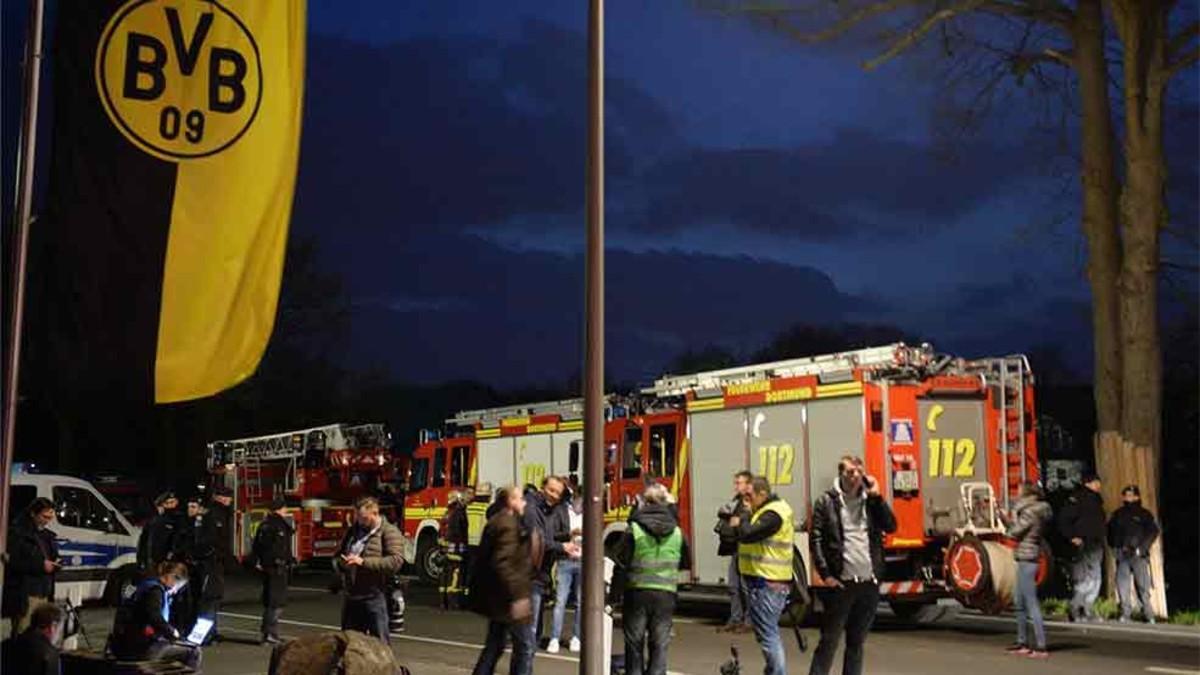 Bomberos en la explosión que afectó al autobús del Borussia