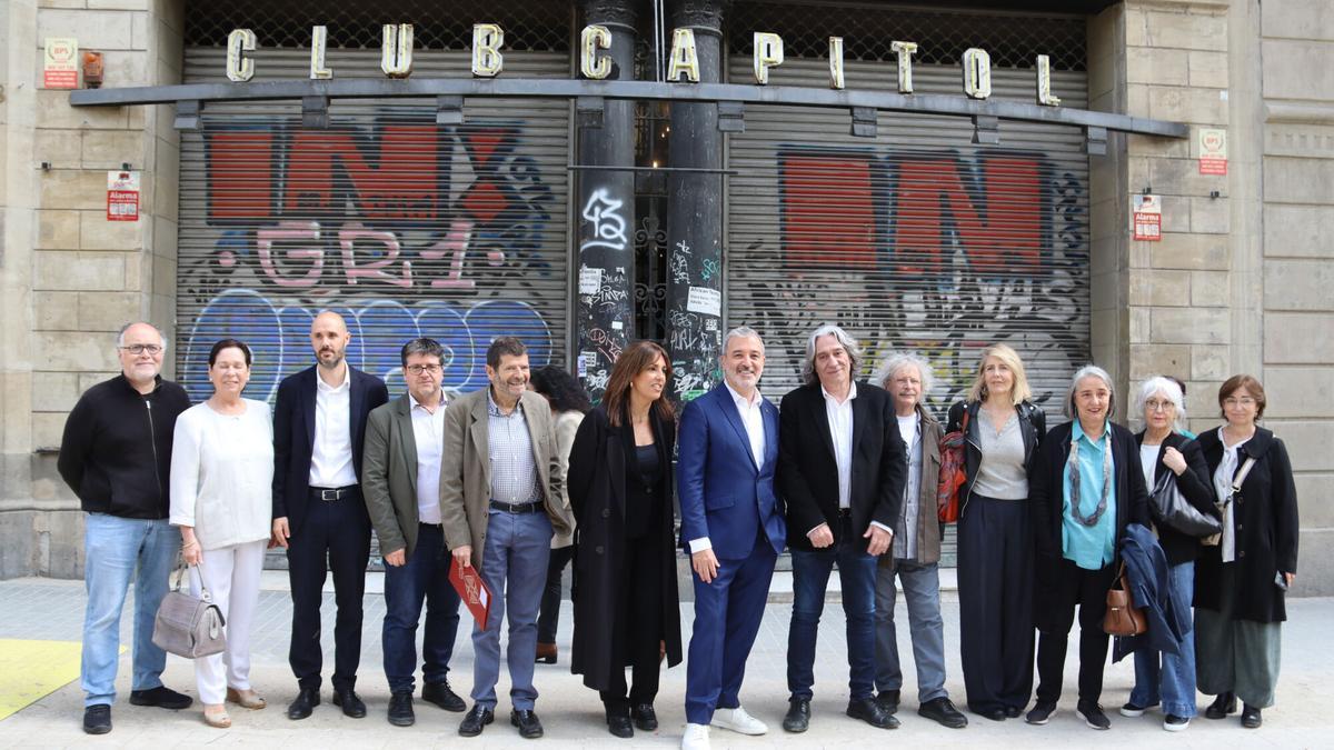 El alcalde Jaume Collboni, junto a otras autoridades municipales y representantes del sector teatral, ante la puerta cerrada del Capitol