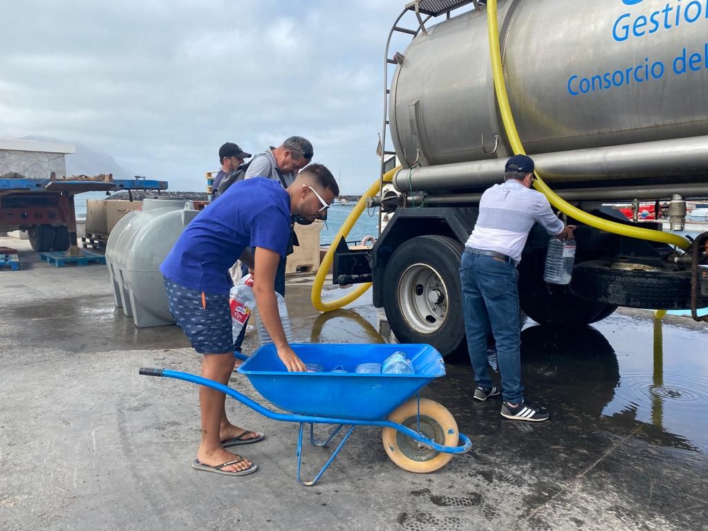 Reparto de agua potable en La Graciosa