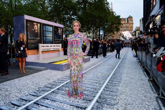 Emily Blunt, superlativa de Alexander McQueen, en el estreno de 'La chica del tren'