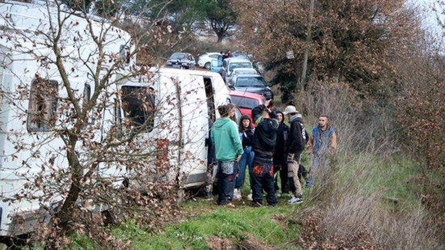 Pla conjunt de diversos joves en una furgoneta aparcada a tocar de la &#039;rave&#039; de Llinars del Vallès.