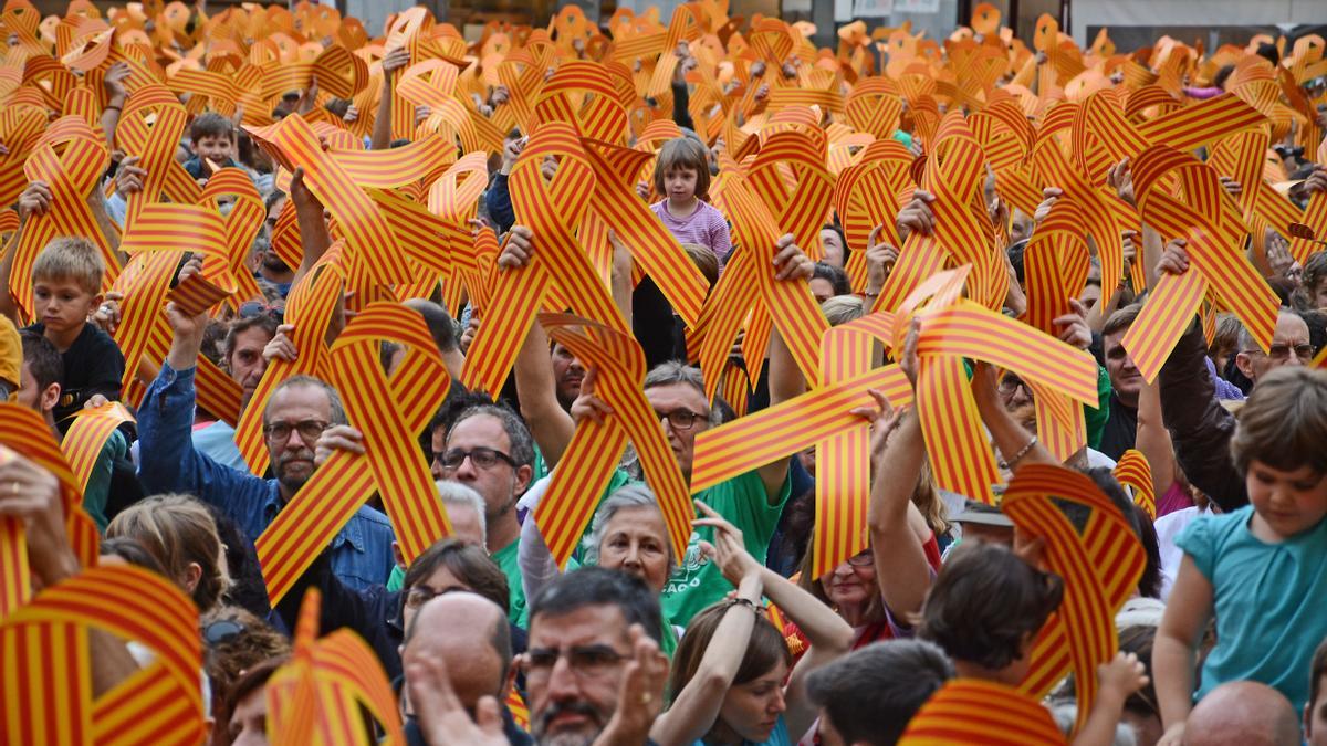 Lazos a favor del catalán en una manifestación en Palma