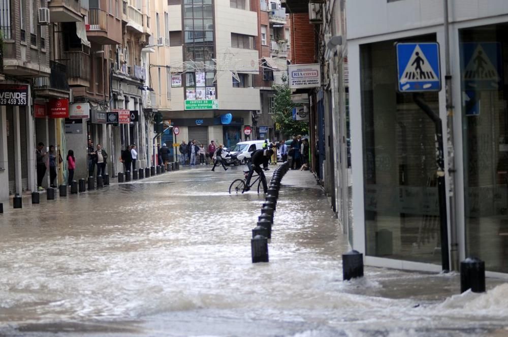 Revienta una tubería en el centro de Murcia