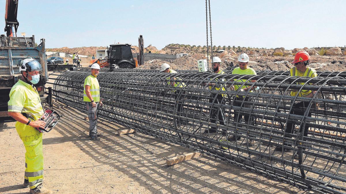 Operarios de las obras del AVE trabajan en la población almeriense de Níjar.