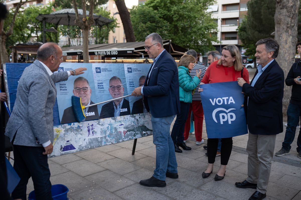 Pegada simulada de carteles de las elecciones municipales en Zamora