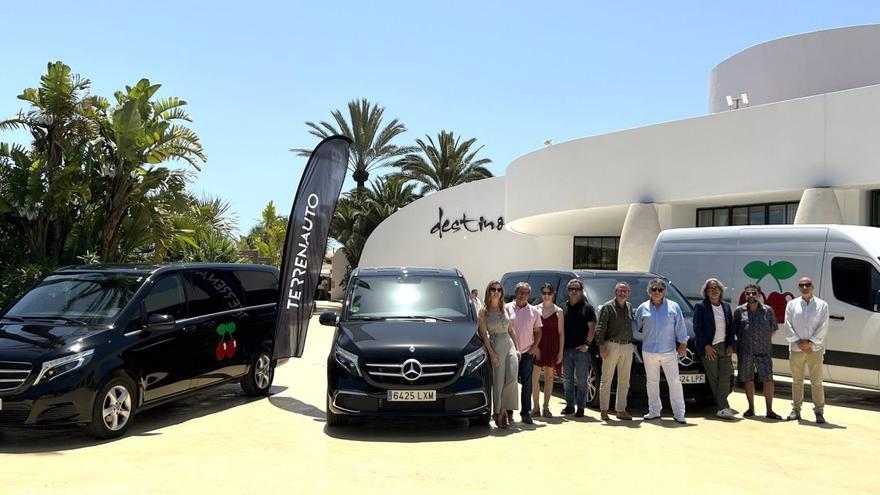 Representantes de Terrenauto y el Grupo Pacha con  la flota de furgonetas Mercedes Benz adquiridas para el transporte del Grupo Pacha.