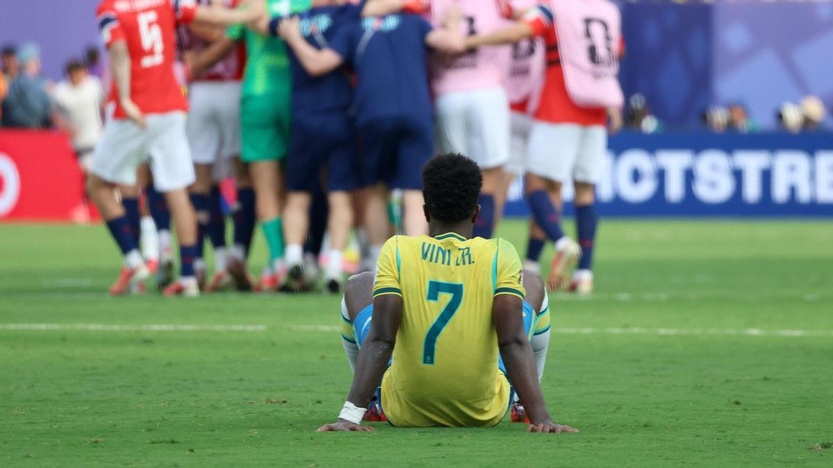 AMDEP8262. NUEVA JERSEY (ESTADOS UNIDOS), 05/07/2026.- Vinícius Júnior de Brasil reacciona este domingo, al final de un partido por los octavos de final del Mundial de la FIFA 2026 entre Brasil y Noruega en el estadio MetLife en Nueva Jersey (Estados Unidos). EFE/ Octavio Guzman