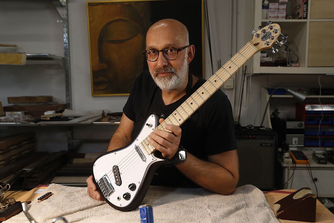 Jean Marc Van Loo fabrica y repara guitarras y bajos eléctricos. Ricardo Grobas (5).jpg