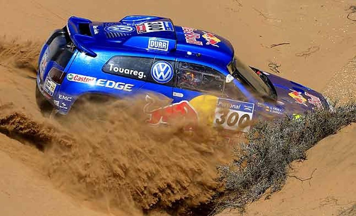 El conductor de Volkswagen Carlos Sainz i el seu copilot Lucas Cruz competeixen en la novena etapa del Ral·li Dakar Argentina-Xile del 2011 a Copiapó (Xile). Sainz va guanyar la novena etapa a l’avançar gairebé dos minuts el líder general de Volkswagen, el seu company d’equip Nasser Al-Attiyah.