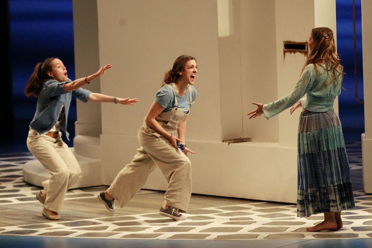 UN MOMENTO DEL ESPECTACULO " MAMMA MIA! ", EL MUSICAL BASADO EN LAS CANCIONES DEL MITICO CUARTETO ABBA, EN EL AUDITORIO PAZO DE CONGRESOS MAR DE VIGO.