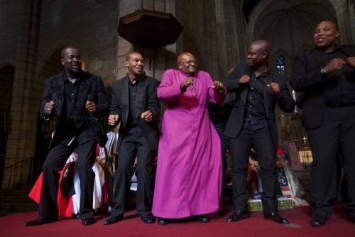 El arzobispo Desmond Tutu baila con el grupo de la ópera de Cabo Verde en la Catedral de San Jorge (Cabo Verde)