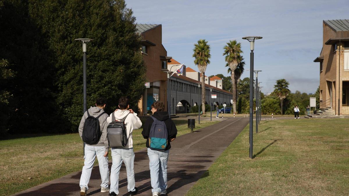 Tres alumnos caminan por el campus de Viesques.