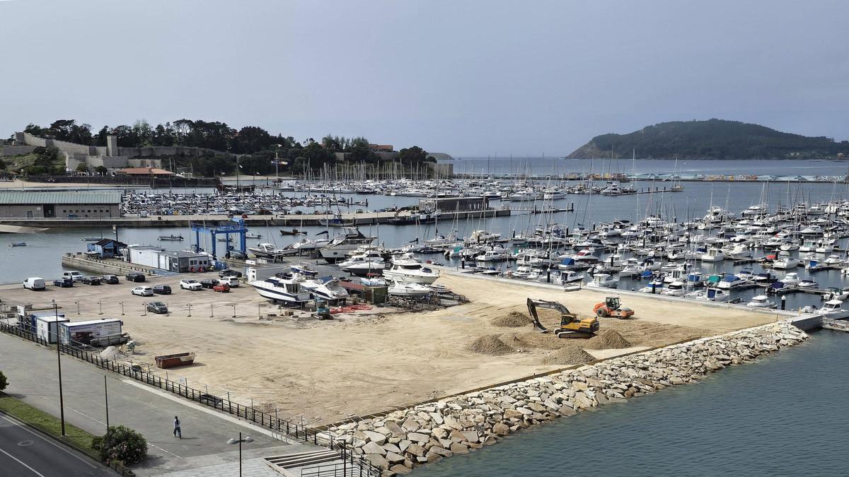 Las obras del controvertido relleno del puerto deportivo de Baiona cumplen un año