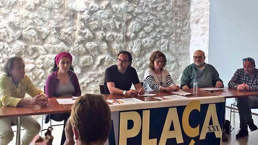 Los participantes en la mesa redonda de ayer con el moderador, Bartomeu Noguera.