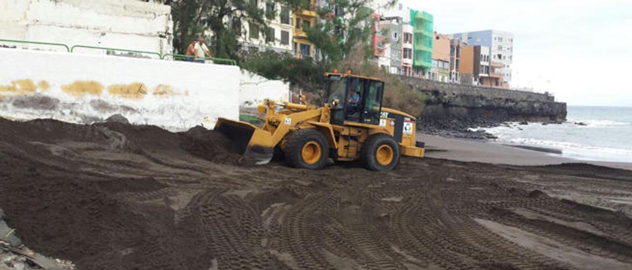 Comenzó en la playa de La Garita la denominada operación Perfiles, una labor consistente en la recuperación de la playa cerrando los enormes socavones provocados por las avenidas de los barrancos