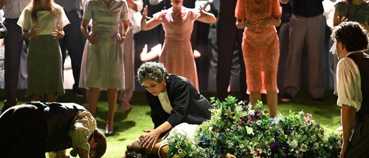 Una de las escenas clave de «La dama del alba», ayer, en el teatro Campoamor. | Iván Martínez
