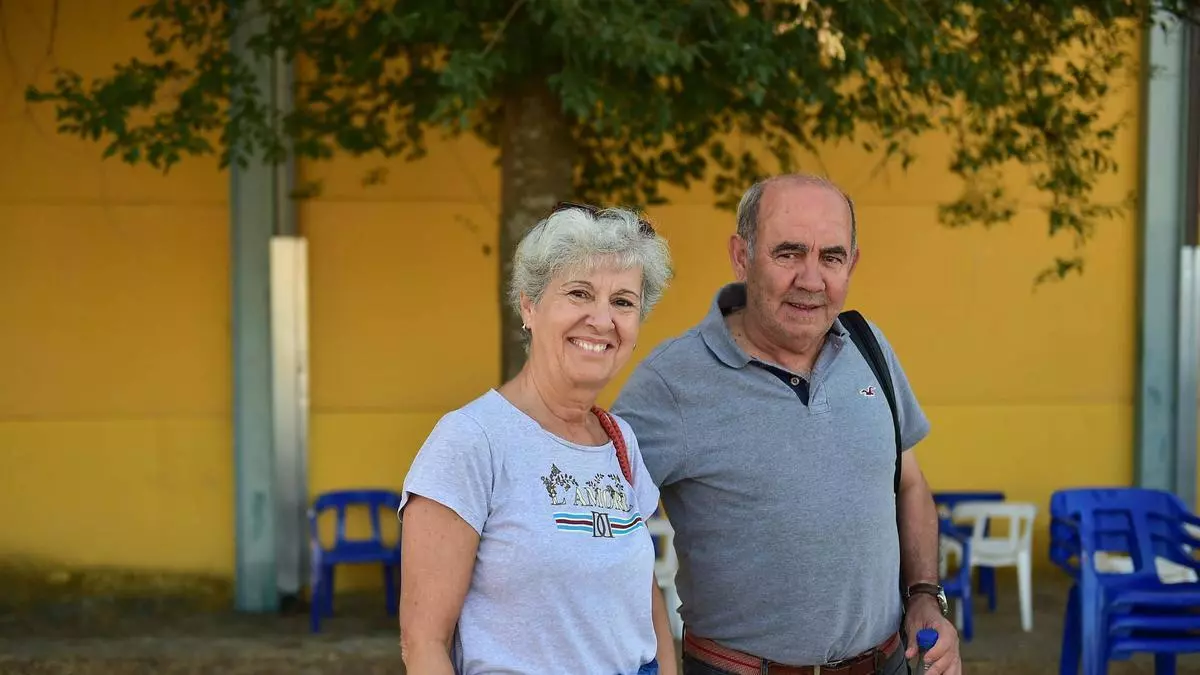 Vídeo | Los evacuados por el incendio de Casas de Millán vuelven a sus casas