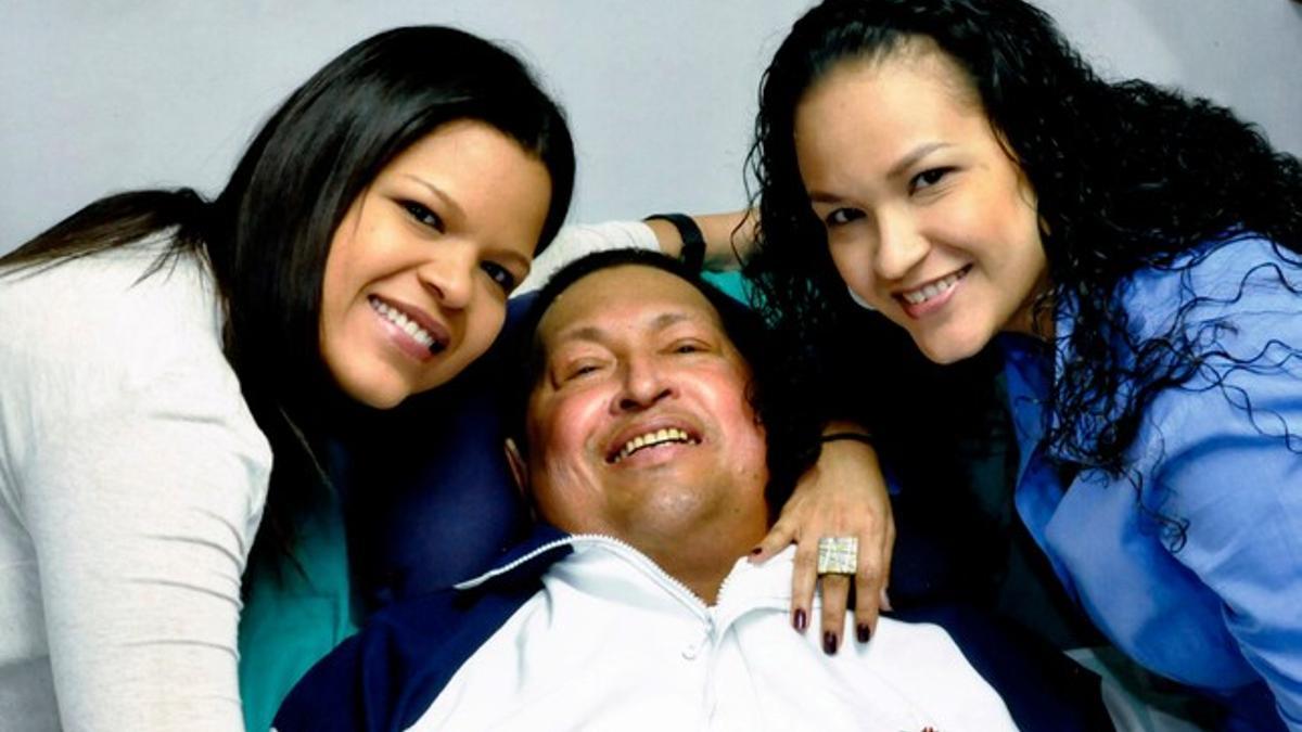 Hugo Chávez con sus hijas, en la última imagen oficial facilitada por las autoridades de Venezuela el pasado 15 de febrero.
