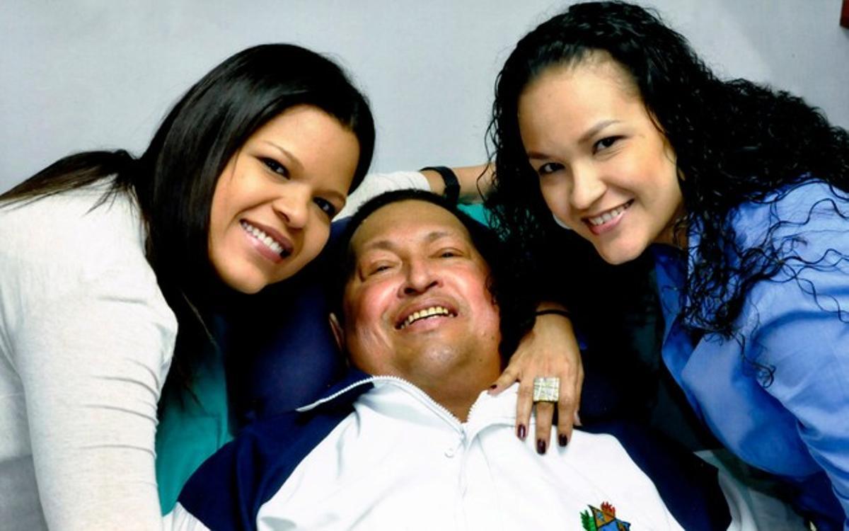 Hugo Chávez amb les seves filles, en l’última imatge oficial facilitada per les autoritats de Veneçuela el 15 de febrer passat.