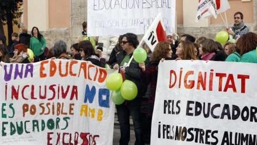 Manifestación de educadores, en enero de 2017 en la plaza de la Virgen de València.