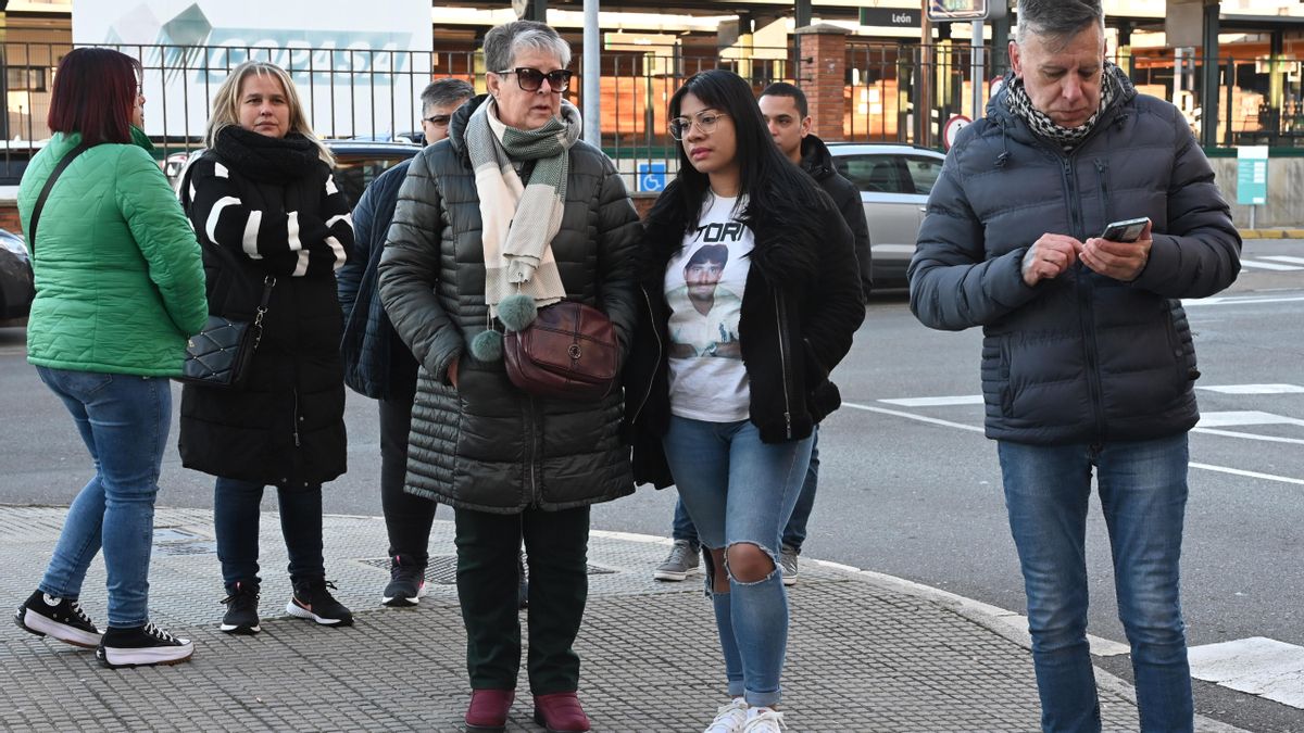 Familiares de las víctimas, a la entrada del juzgado de lo Penal número 2 de León | J. Casares / EFE