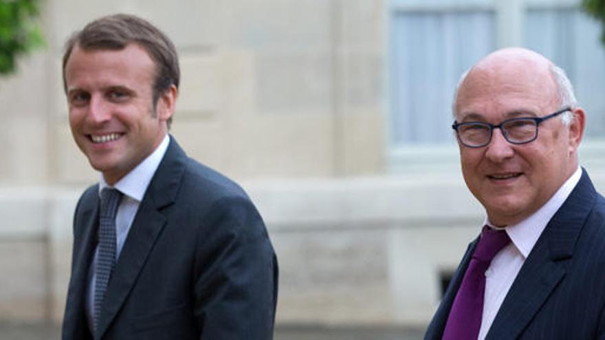 Emmanuel Macron junto con Michel Sapin en una foto de 2014.