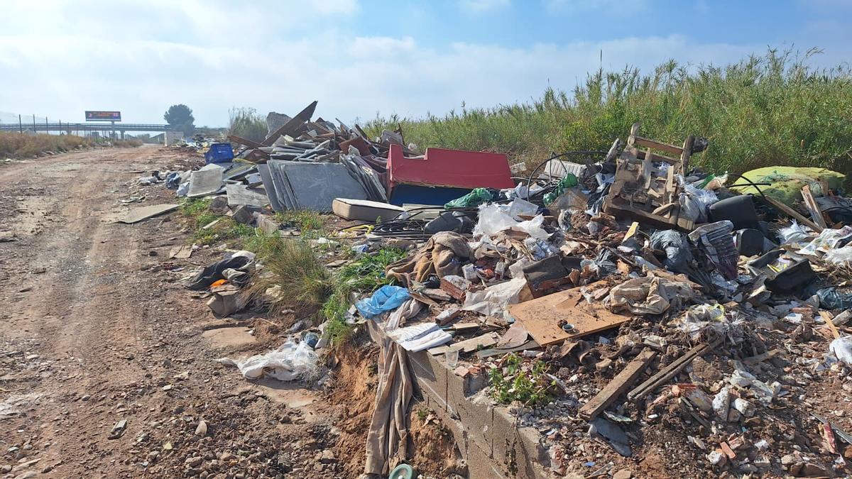 Fotogalería I Las imágenes del macrovertedero junto a la AP-7 en Vila-real