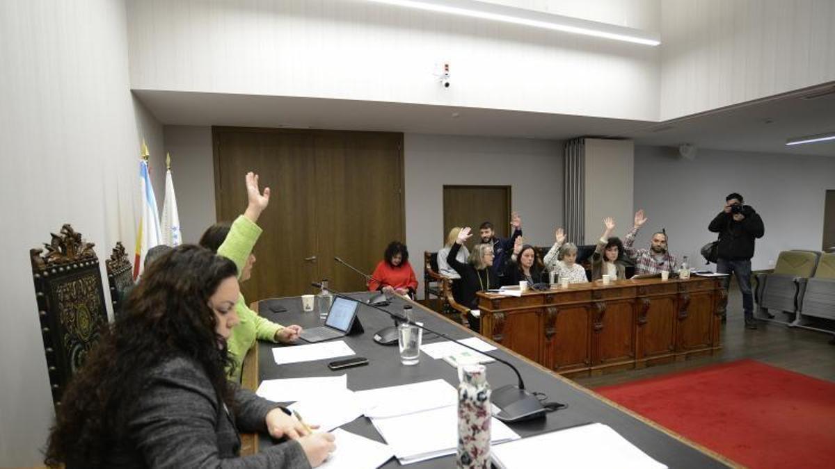 Votación en un pleno de Silleda.