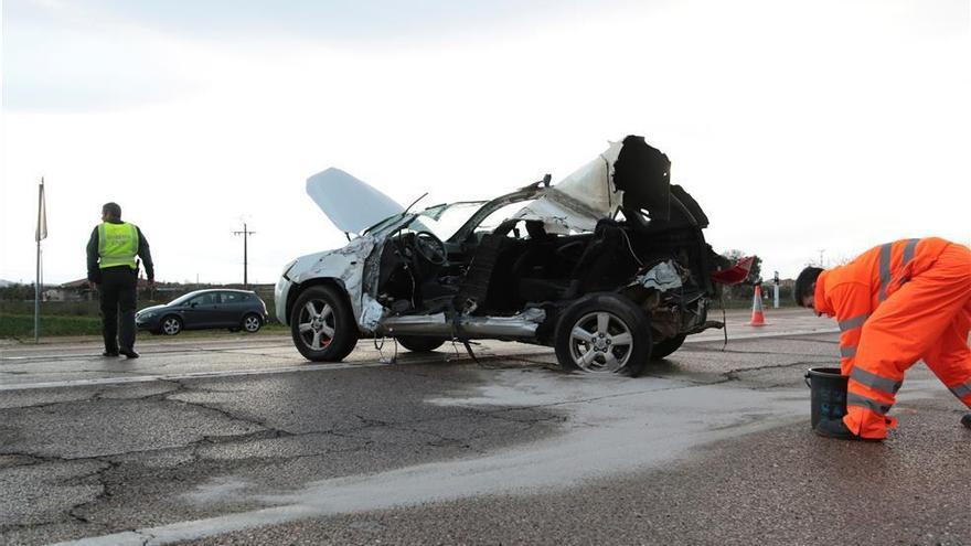 Un camión pierde el contenedor a causa del viento en la Ex-206 y cae sobre un coche