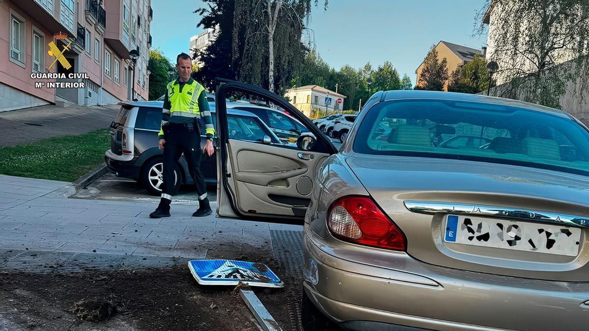 Persecución en Oleiros: El vehículo infractor quedó inmovilizado tras colisionar con una señal de tráfico