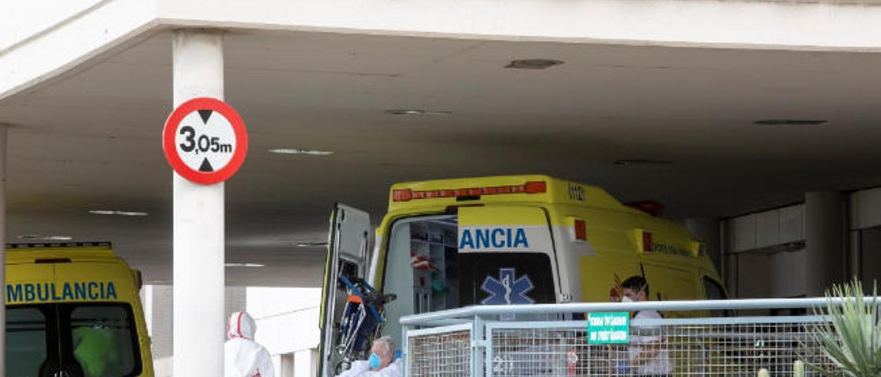 Un paciente afectado por el coronavirus es ingresado en urgencias del Hospital Insular de Gran Canaria.