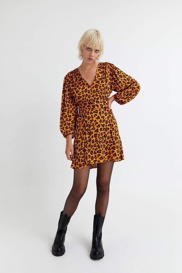 Vestido mini con print de leopardo. Rebajado de 39,99 a 19,99 euros.