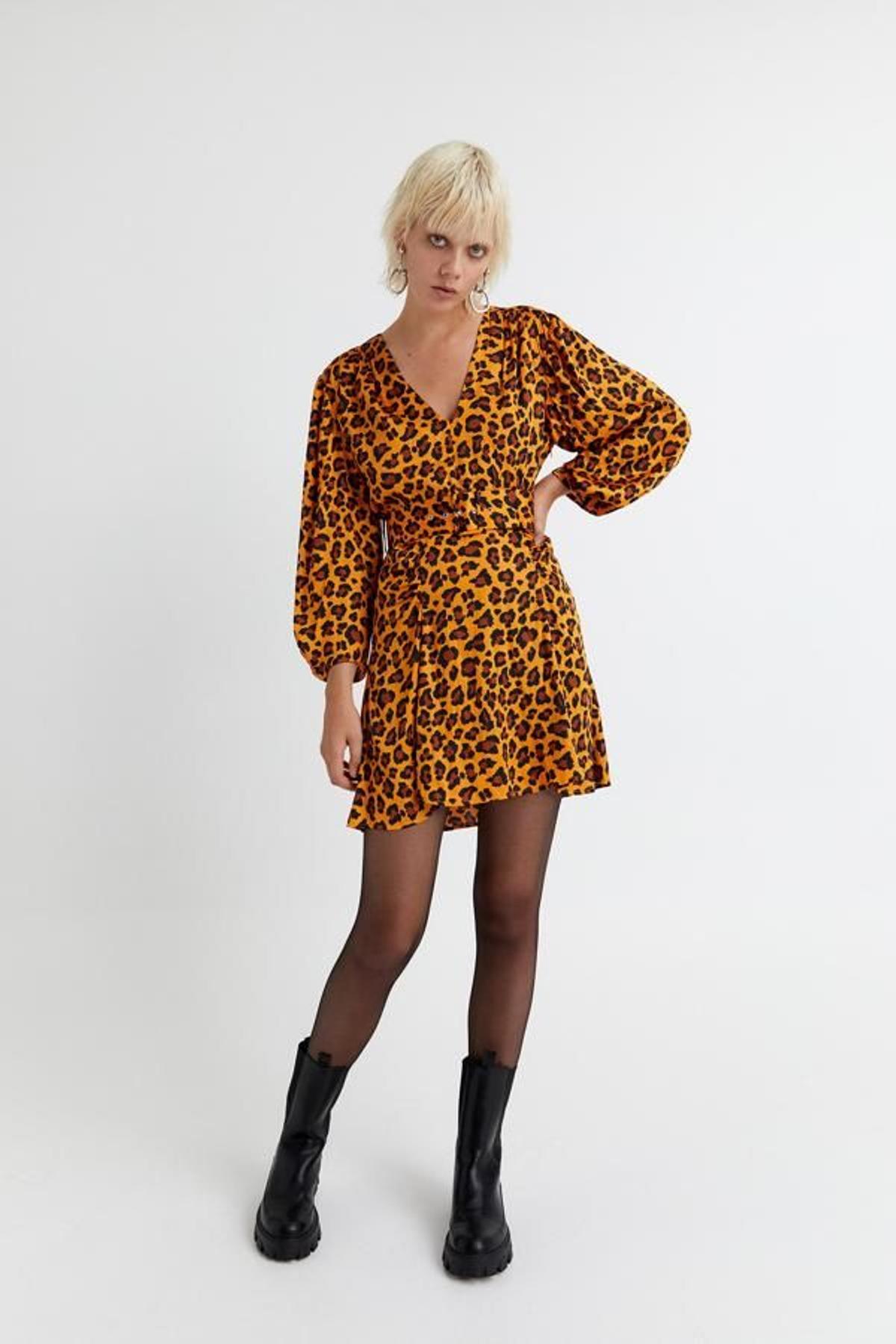 Vestido mini con print de leopardo. Rebajado de 39,99 a 19,99 euros.