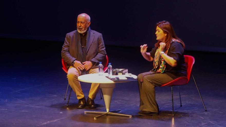 El escritor cubano Leonardo Padura, junto a Deli García, en el Centro Niemeyer de Avilés.