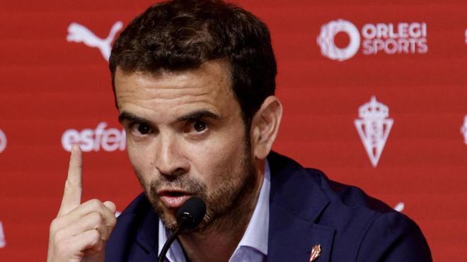 El presidente ejecutivo del Sporting de Gijón endurece el mensaje y pone precio a los abonos: "El que venga es para subir"