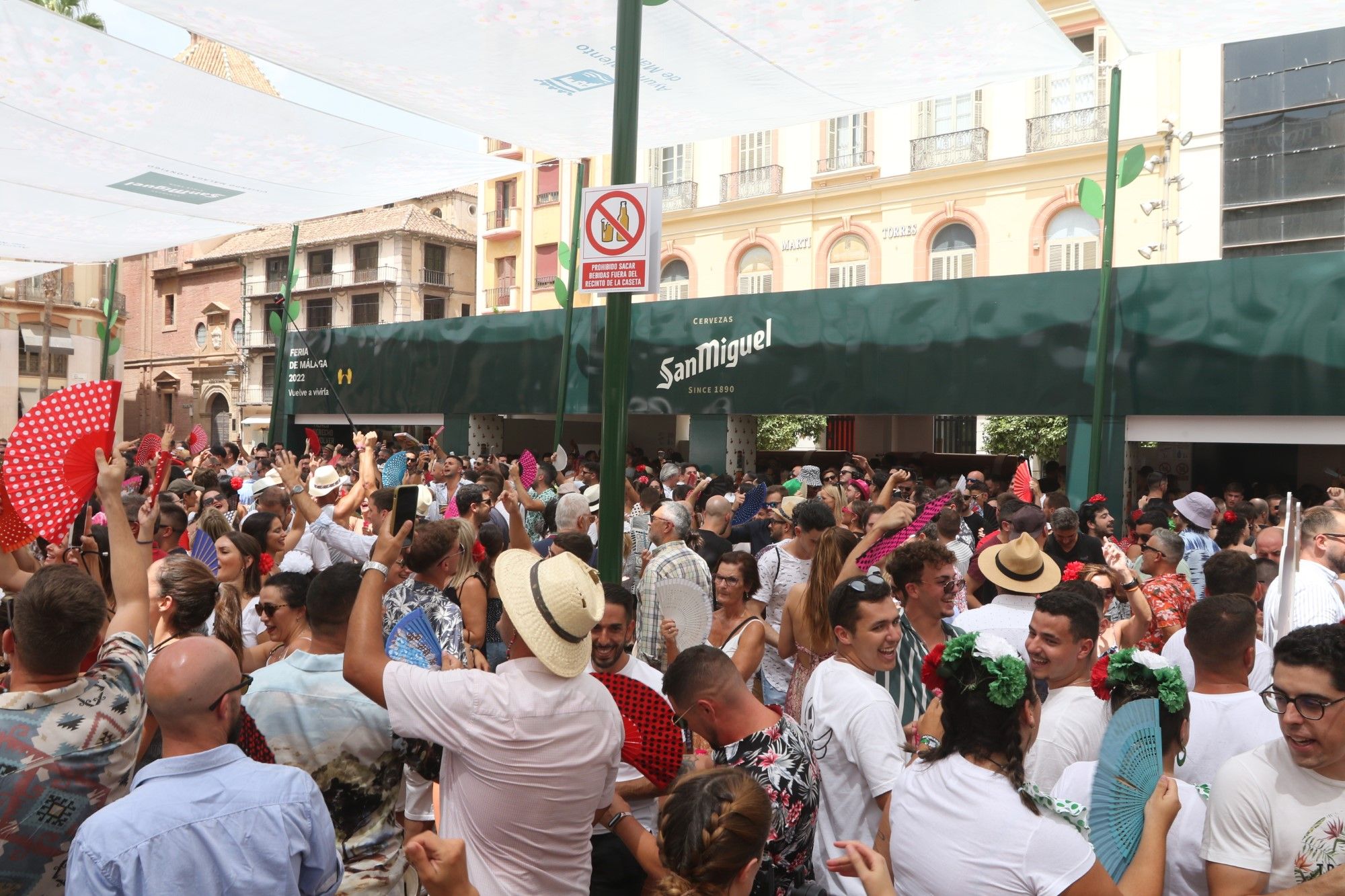 Así se vuelve a vivir la Feria de Málaga en la renovada caseta de San Miguel de la plaza de la Constitución