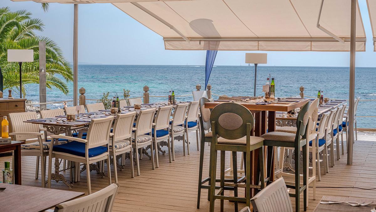 Beach club Son Caliu dispone de una terraza cómoda y acogedora a pie de playa