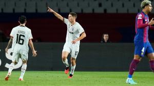 Sudakov celebrando un gol contra el FC Barcelona