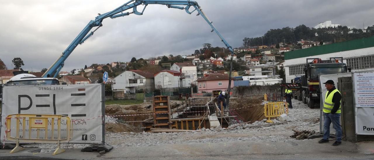 Obras de la próxima gasolinera de Plenoil  en la calle Gandarón. |   // RICARDO GROBAS