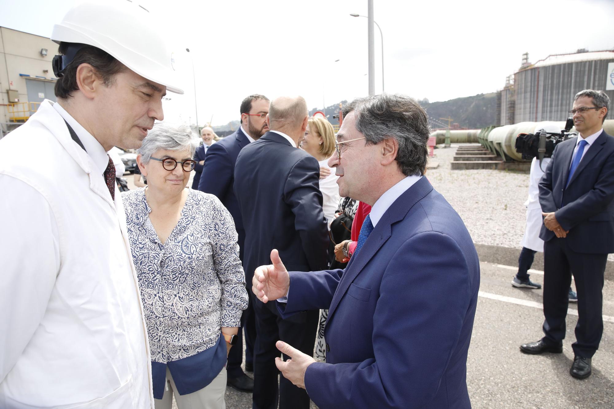 Teresa Ribera visita la planta regasificadora de El Musel