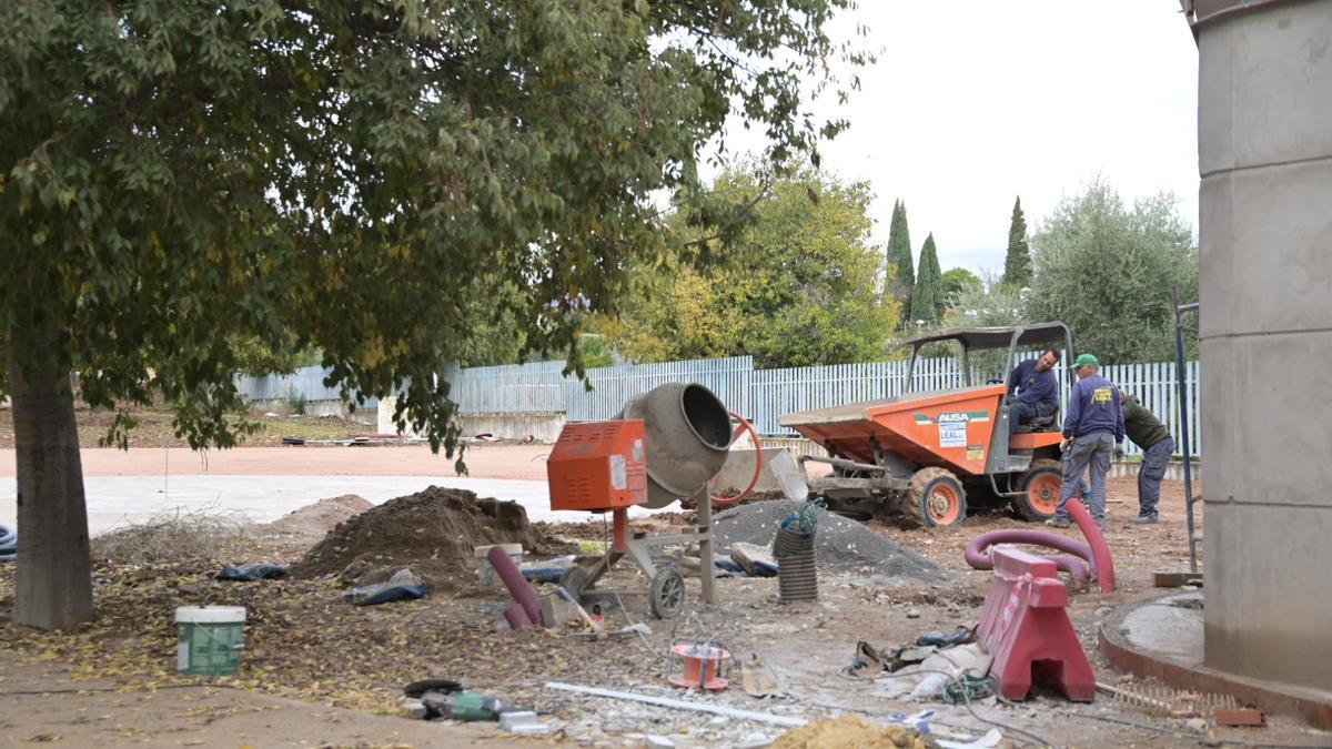 Operarios de la empresa, ayer en las obras del circuito del Tablero.